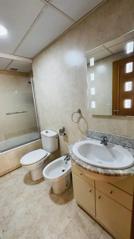 Badezimmer von Wohnung zum Verkauf in Zaragoza mit Klimaanlage, Heizung und Parkett