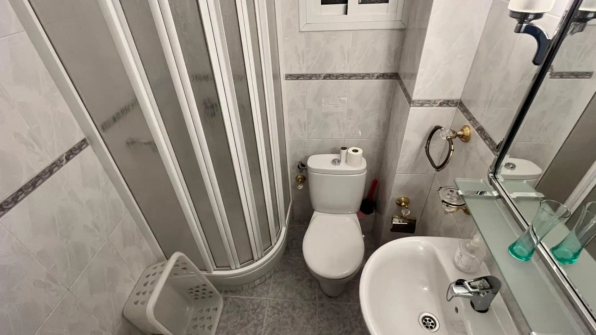 Bany de Pis en venda en Sevilla amb Aire condicionat, Terrassa i Moblat