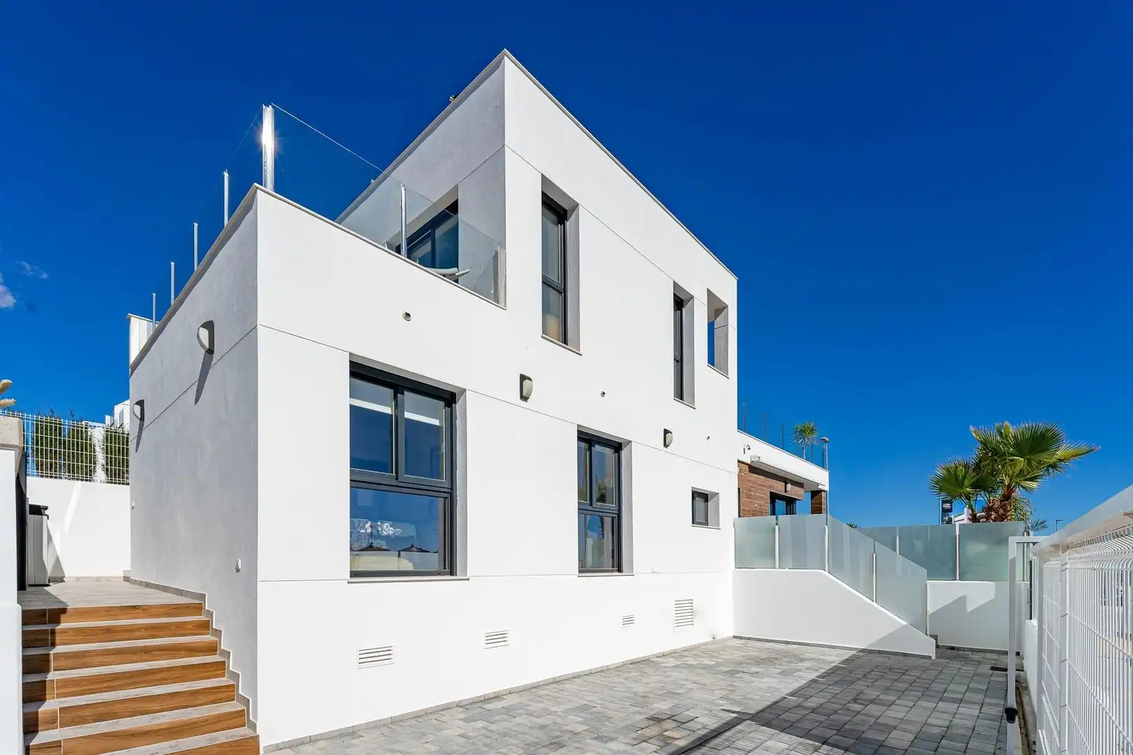 Vista exterior de Casa o xalet en venda en Orihuela amb Aire condicionat, Jardí privat i Terrassa