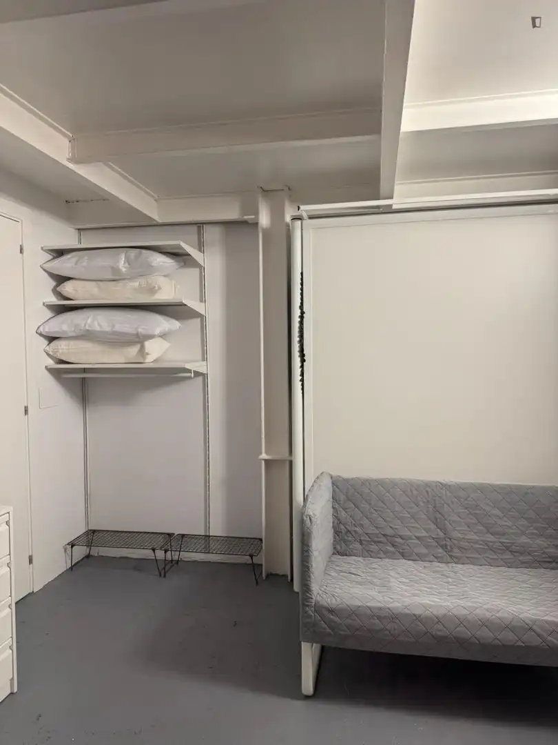 Dormitori de Apartament de lloguer en Madrid amb Aire condicionat, Moblat i Rentadora