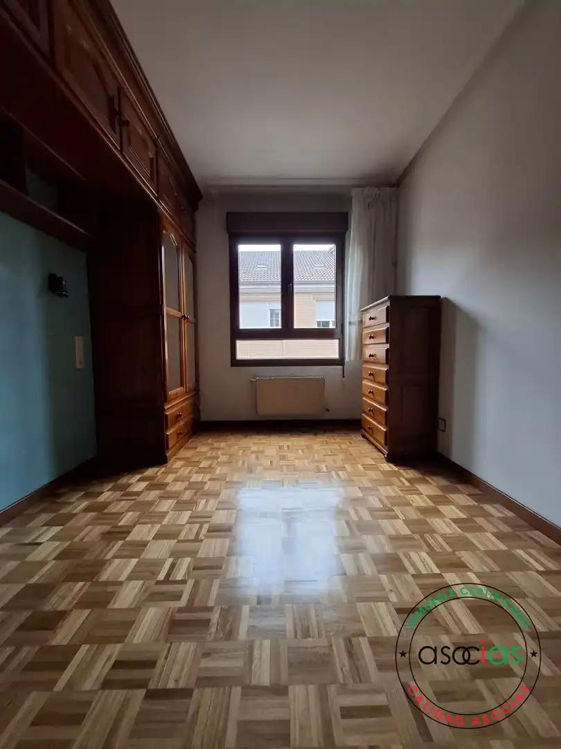 Schlafzimmer von Wohnung zur Miete in Gijón  mit Heizung, Parkett und Möbliert