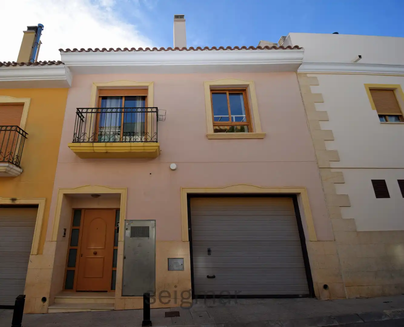Vista exterior de Casa adosada en venta en La Nucia con Terraza, Horno y Lavadora