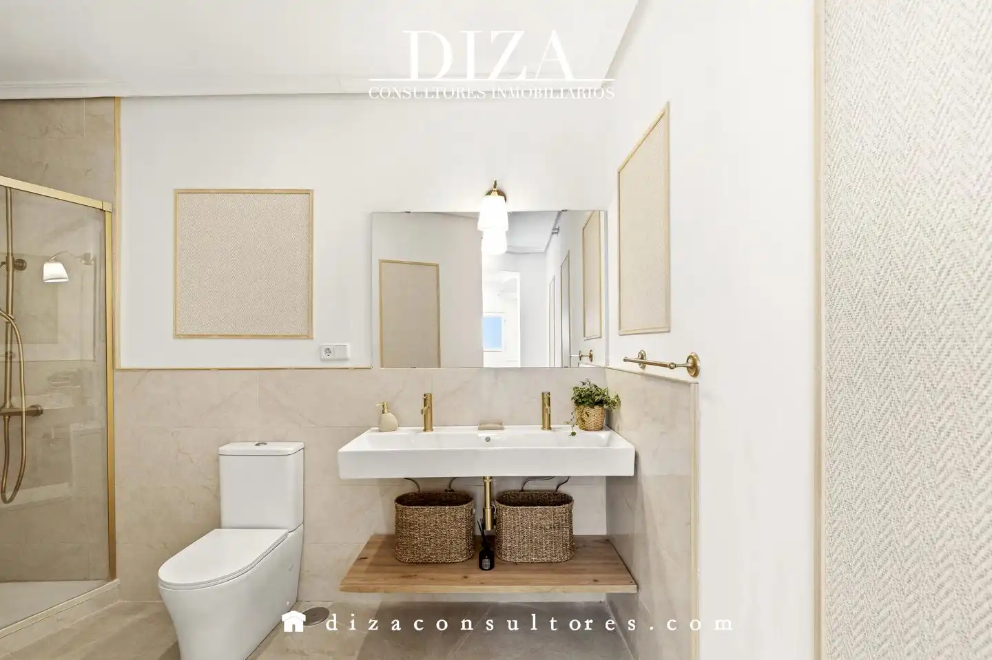 Bathroom of Flat for sale in Madrid  with Air Conditioner, Terrace and Furnished