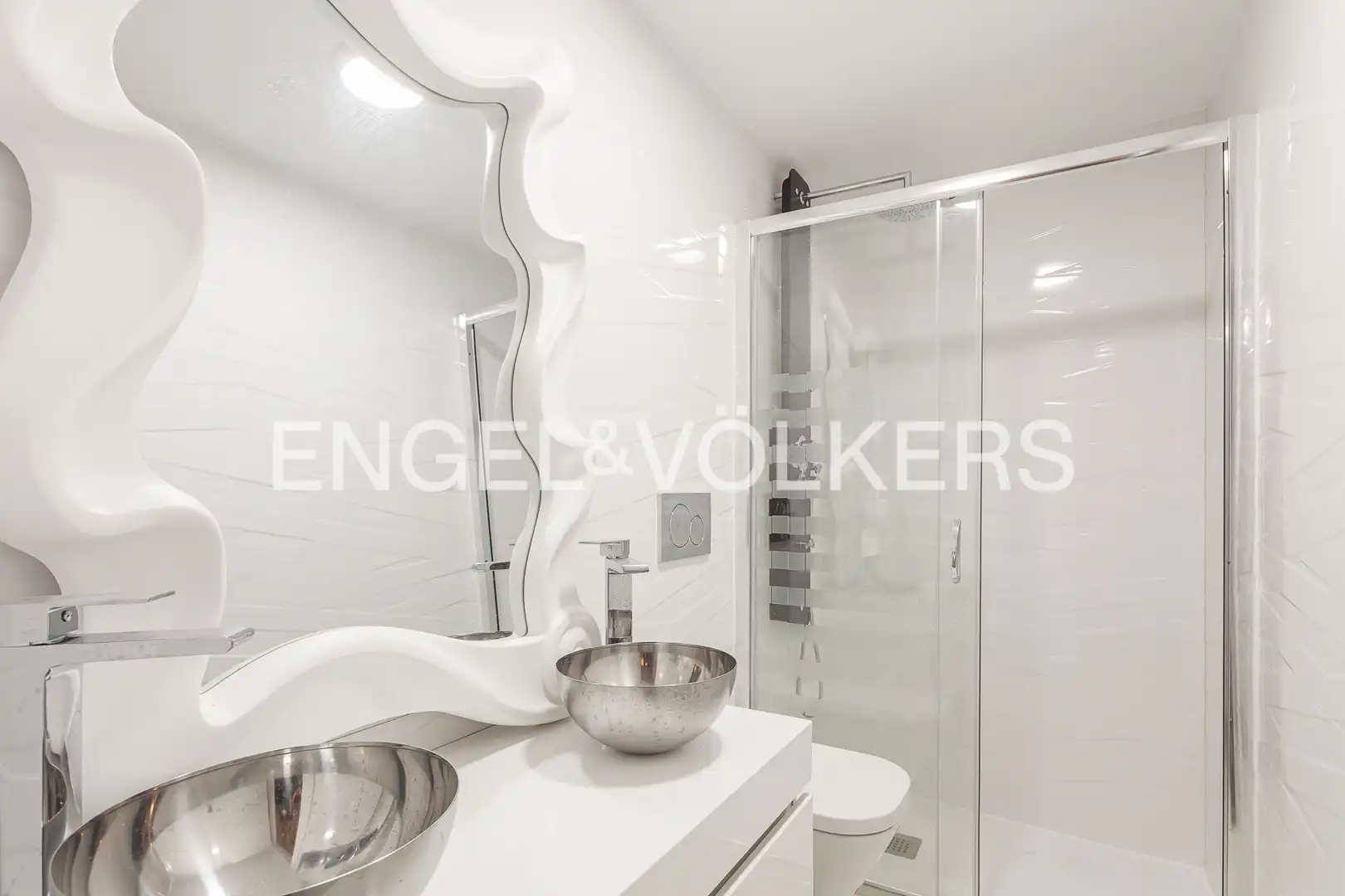 Bathroom of Flat for rent in Madrid  with Air Conditioner, Heating and Balcony