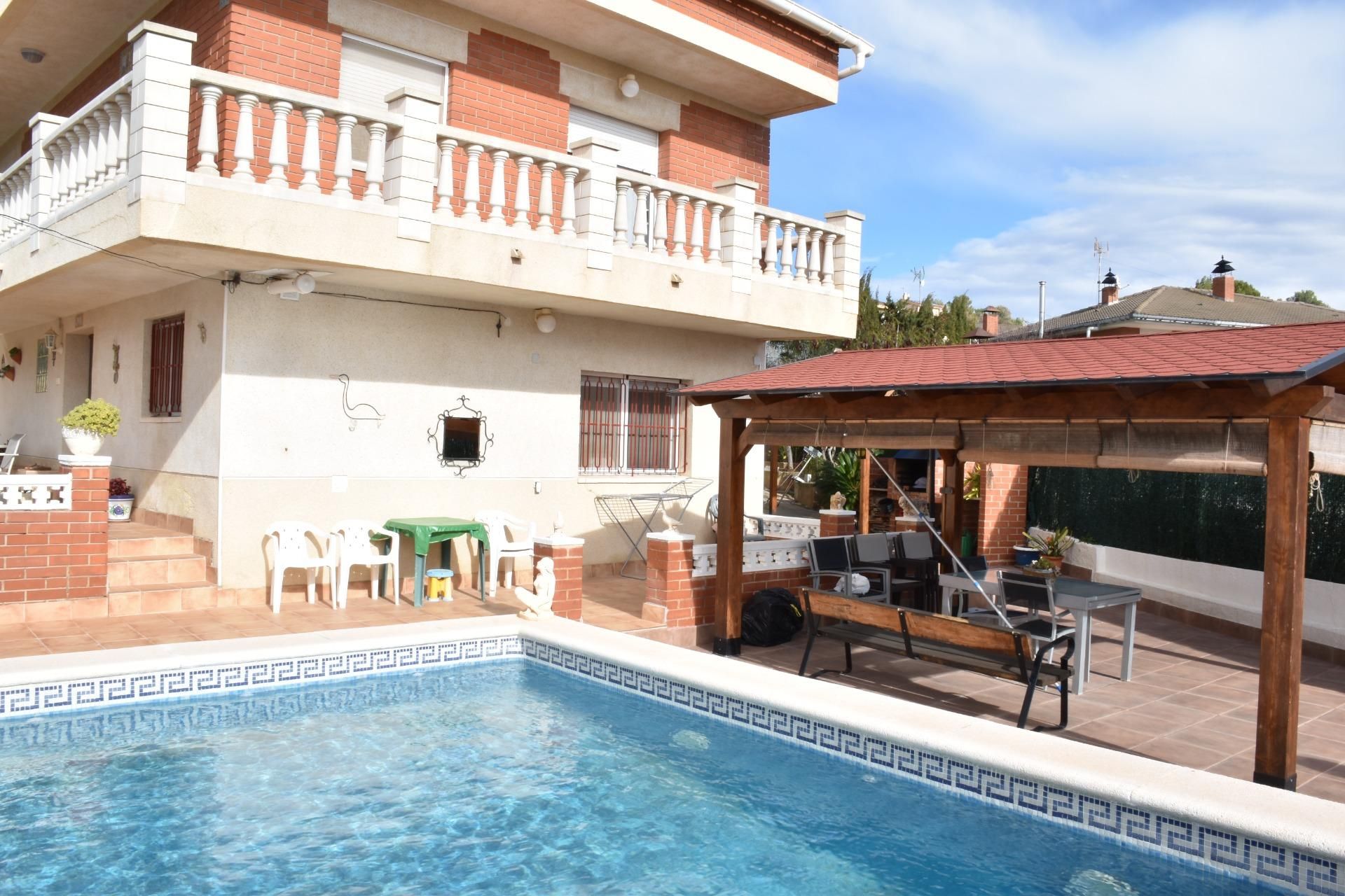 Piscina de Casa o xalet en venda en La Bisbal del Penedès amb Jardí privat, Terrassa i Traster