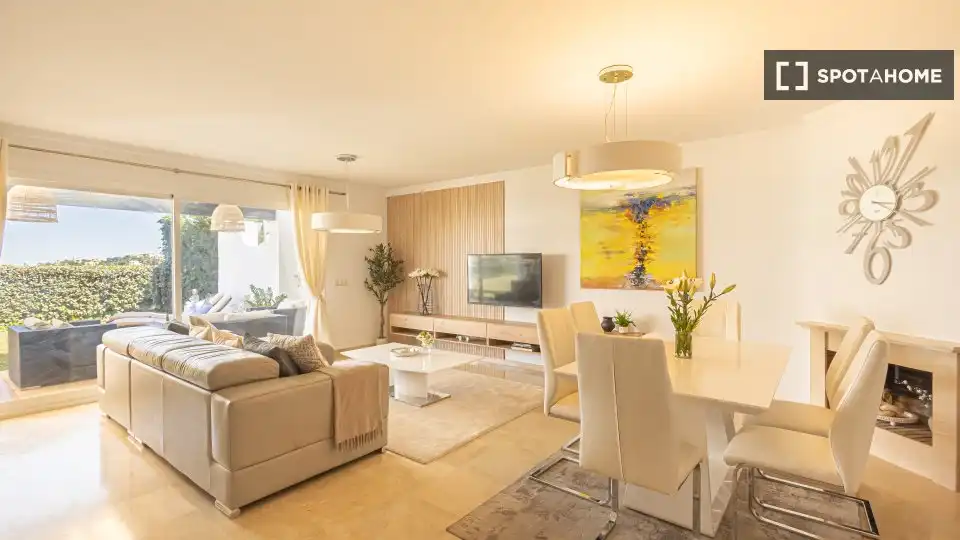 Sala de estar de Apartamento para compartir en Ojén con Aire acondicionado, Terraza y Amueblado