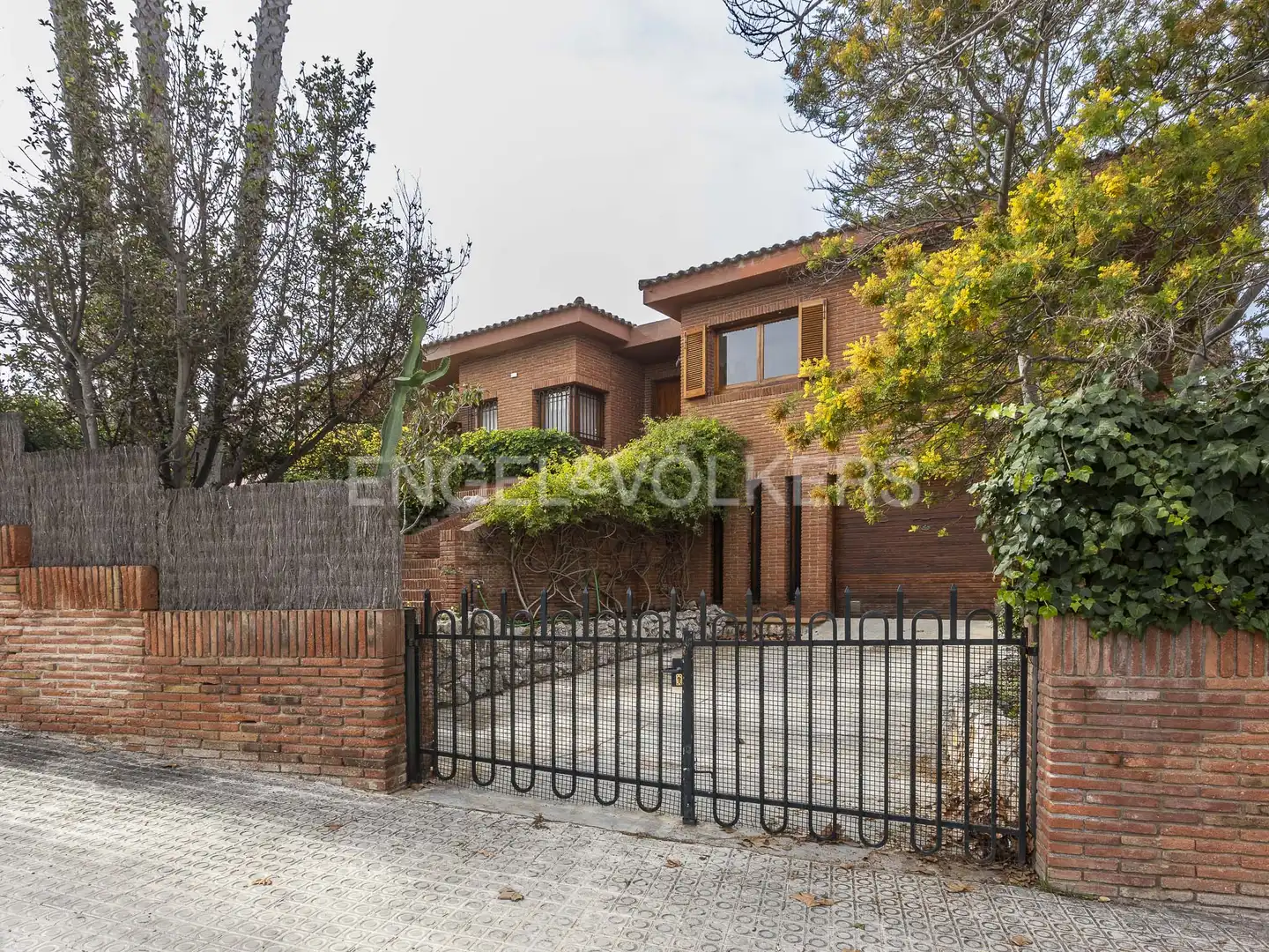 Vista exterior de Casa o xalet en venda en Vilanova i la Geltrú amb Calefacció, Jardí privat i Terrassa