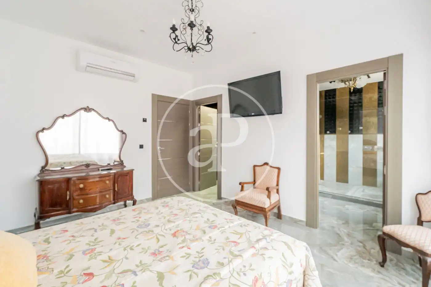 Habitación de Casa adosada en venta en Pozuelo de Alarcón con Aire acondicionado, Calefacción y Jardín privado