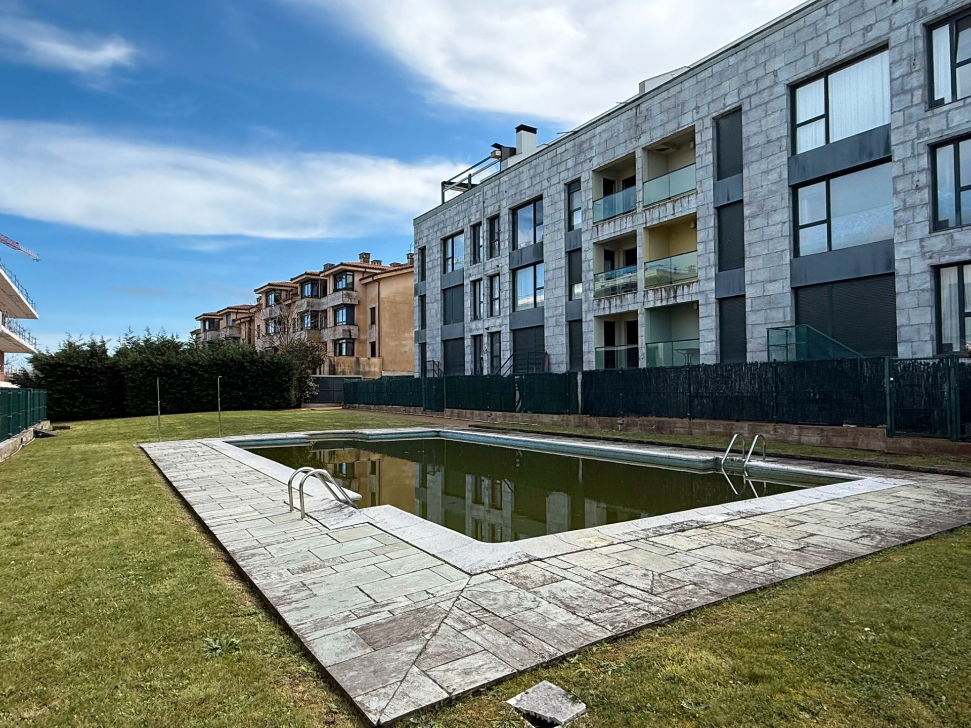 Piscina de Ático en venta en Llanes con Calefacción, Terraza y Trastero