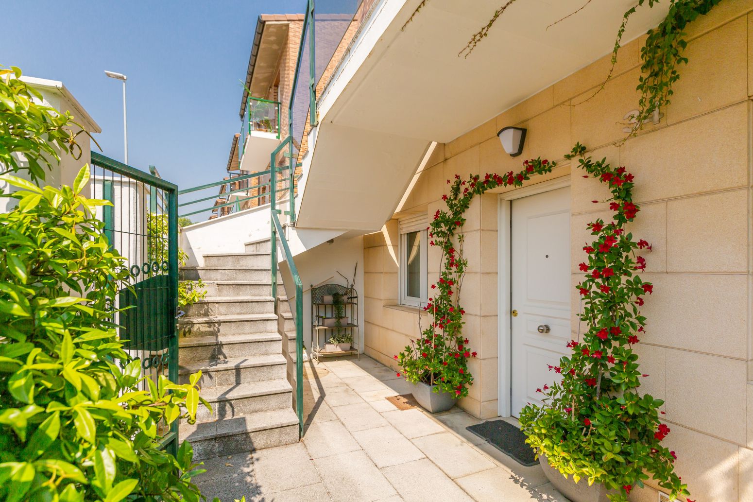 Vista exterior de Casa o xalet en venda en Huarte / Uharte amb Calefacció, Jardí privat i Parquet
