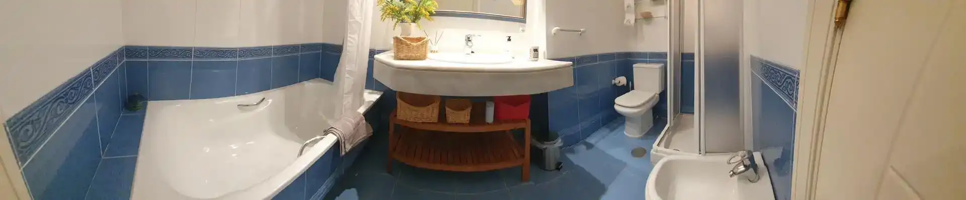 Baño de Apartamento de alquiler en Rota con Aire acondicionado, Jardín privado y Piscina
