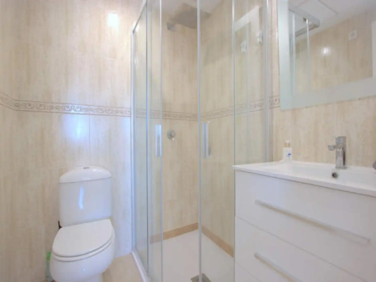 Bany de Apartament en venda en Manilva amb Aire condicionat, Terrassa i Moblat