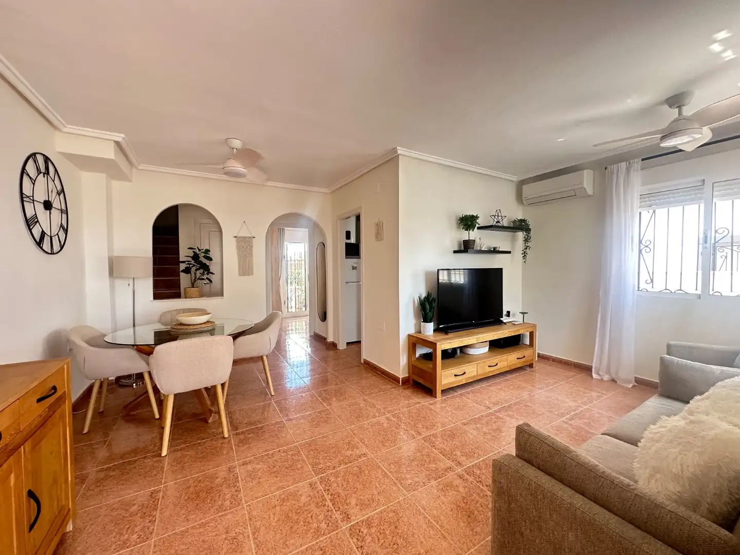 Sala de estar de Casa adosada en venta en Orihuela con Aire acondicionado, Piscina y Amueblado