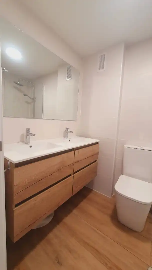 Baño de Piso de alquiler en Alicante / Alacant con Aire acondicionado, Calefacción y Terraza