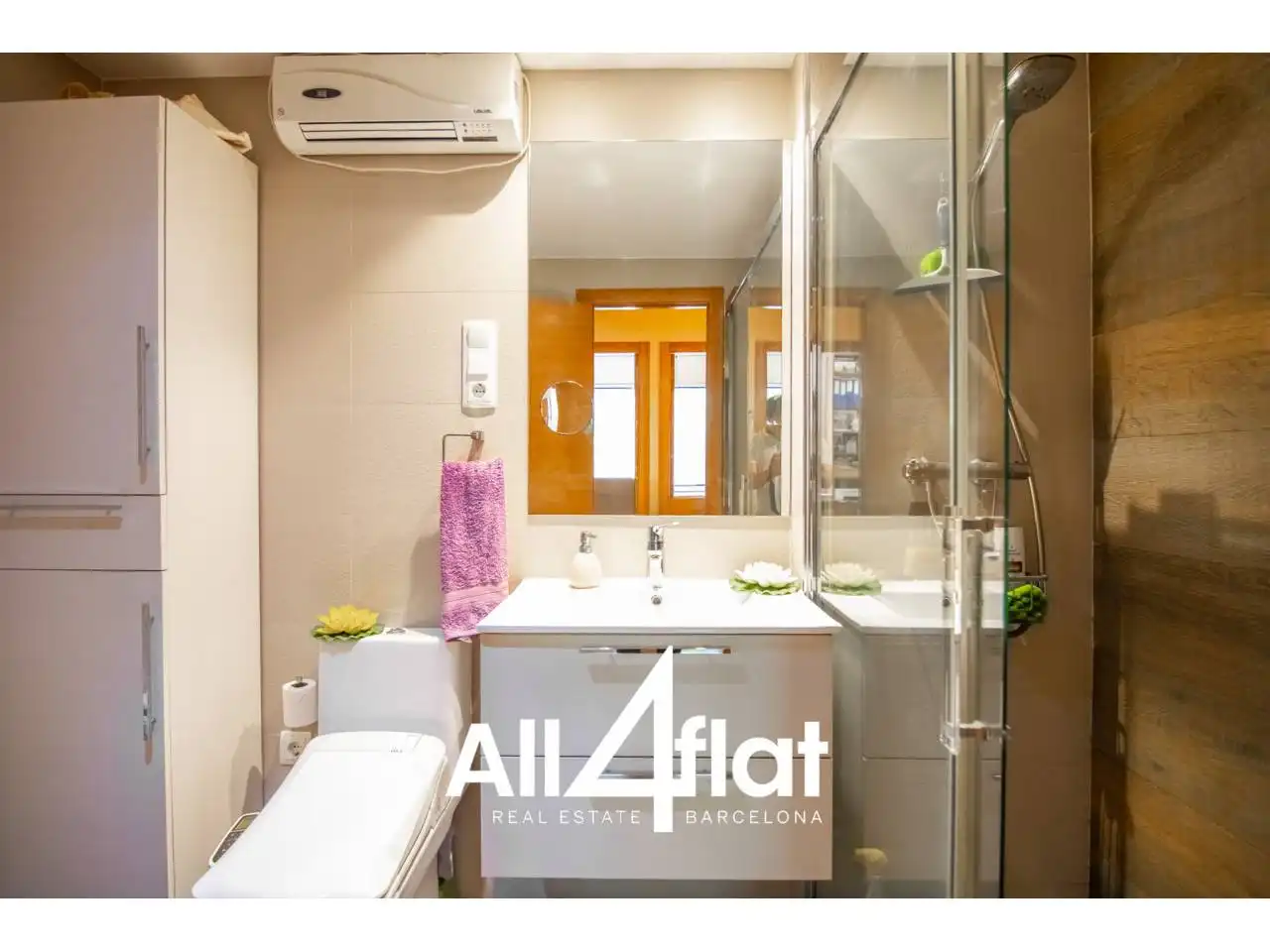 Bathroom of Duplexes for rent in Barcelona  with Air Conditioner, Heating and Terrace