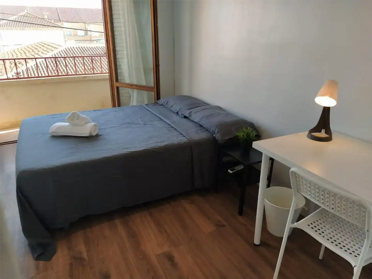 Bedroom of Houses for share in Zaragoza  with Private garden, Parquet flooring and Furnished