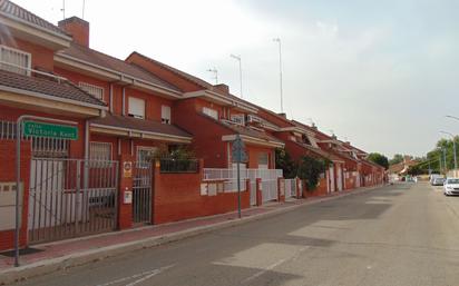 Vista exterior de Casa o xalet en venda en Parla amb Calefacció i Terrassa