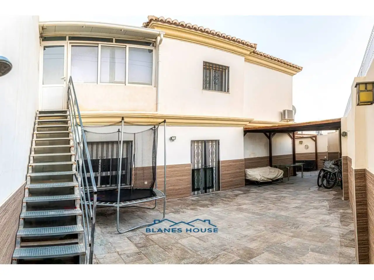 Vista exterior de Casa adosada en venda en Huércal de Almería amb Aire condicionat, Jardí privat i Moblat