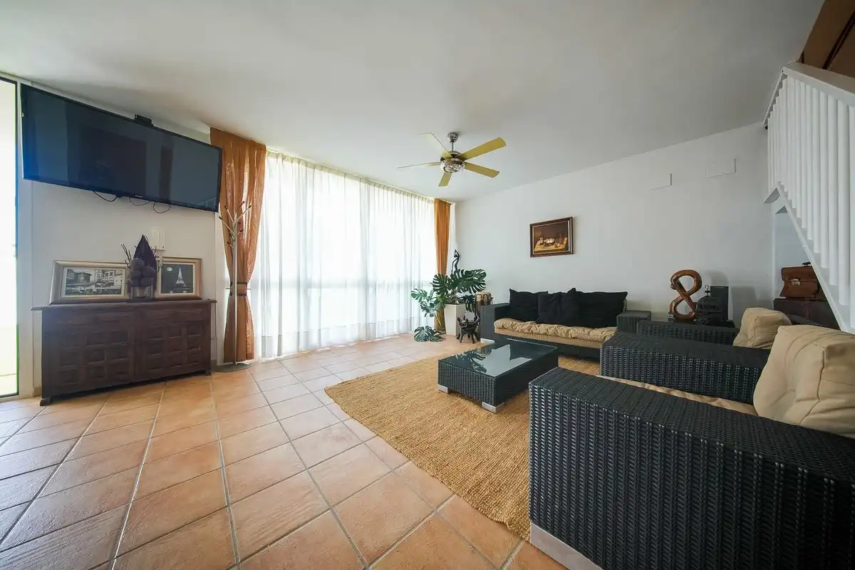 Sala d'estar de Casa adosada en venda en Aranjuez amb Aire condicionat, Calefacció i Jardí privat
