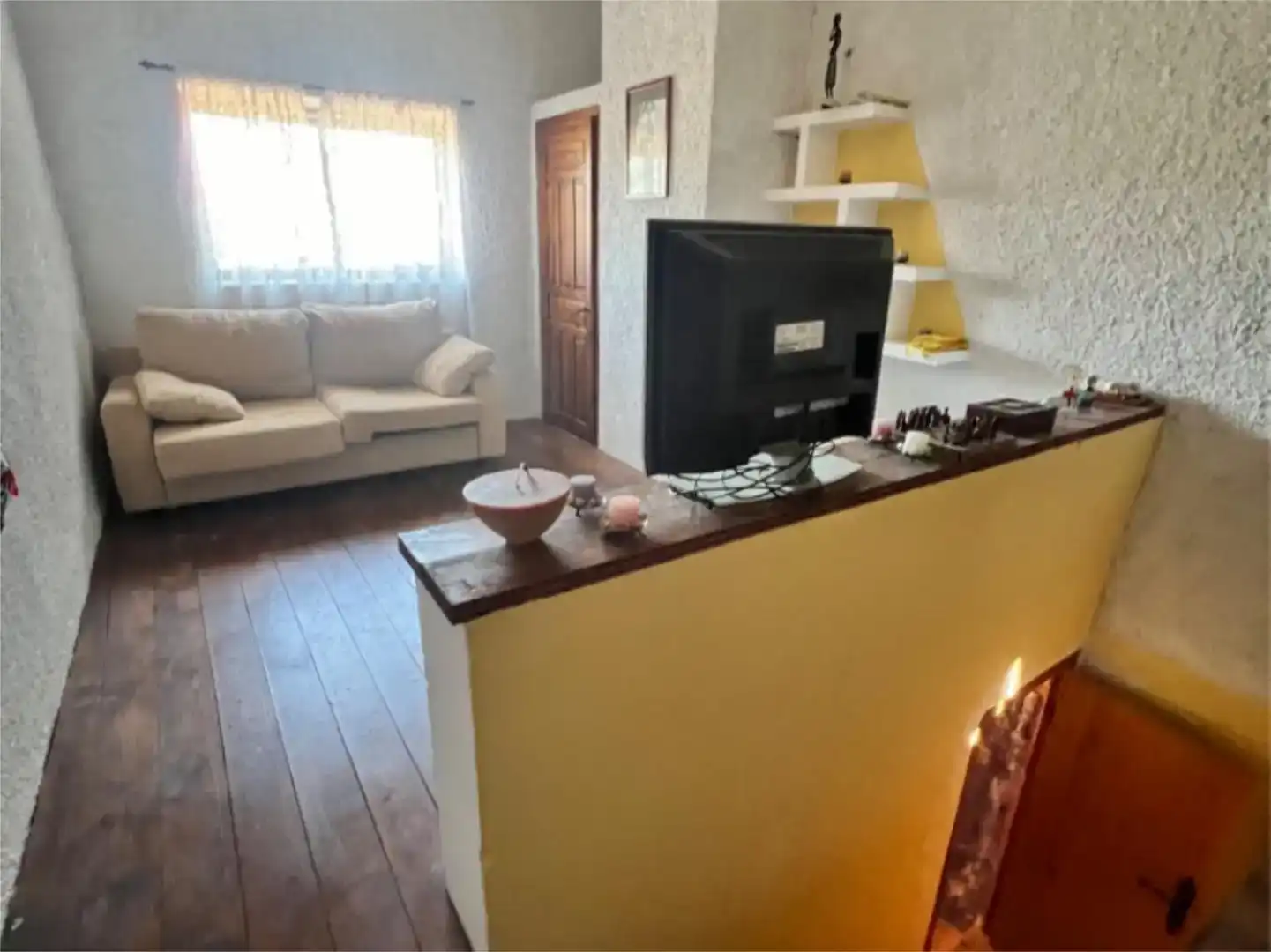 Sala d'estar de Casa adosada en venda en Belmonte de San José amb Parquet, Traster i Moblat