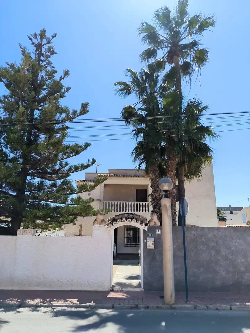 Vista exterior de Casa adosada en venta en Orihuela con Aire acondicionado, Calefacción y Jardín privado