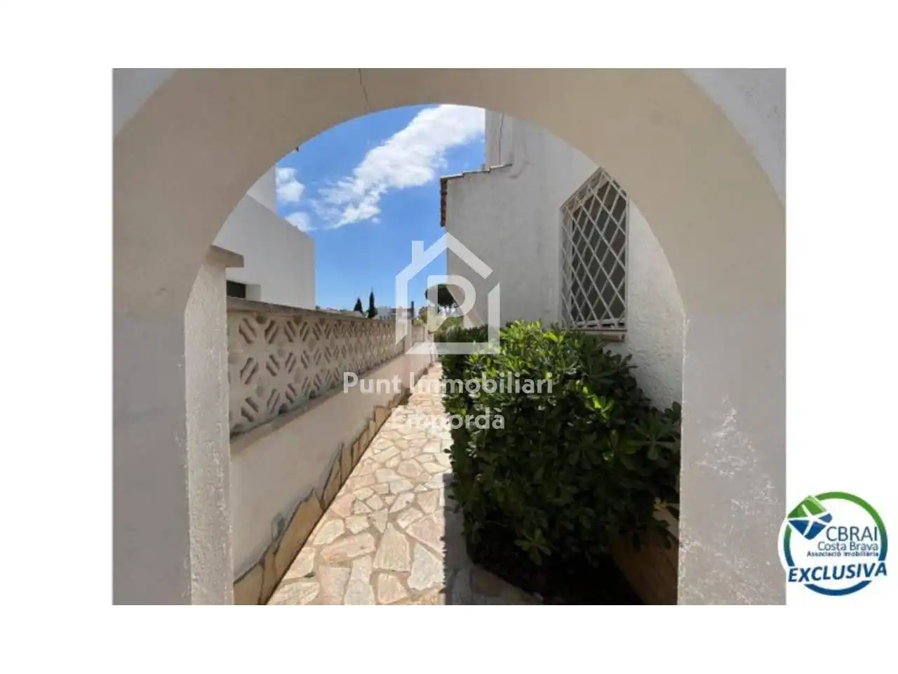 Vista exterior de Casa o xalet en venda en Empuriabrava amb Aire condicionat, Calefacció i Jardí privat