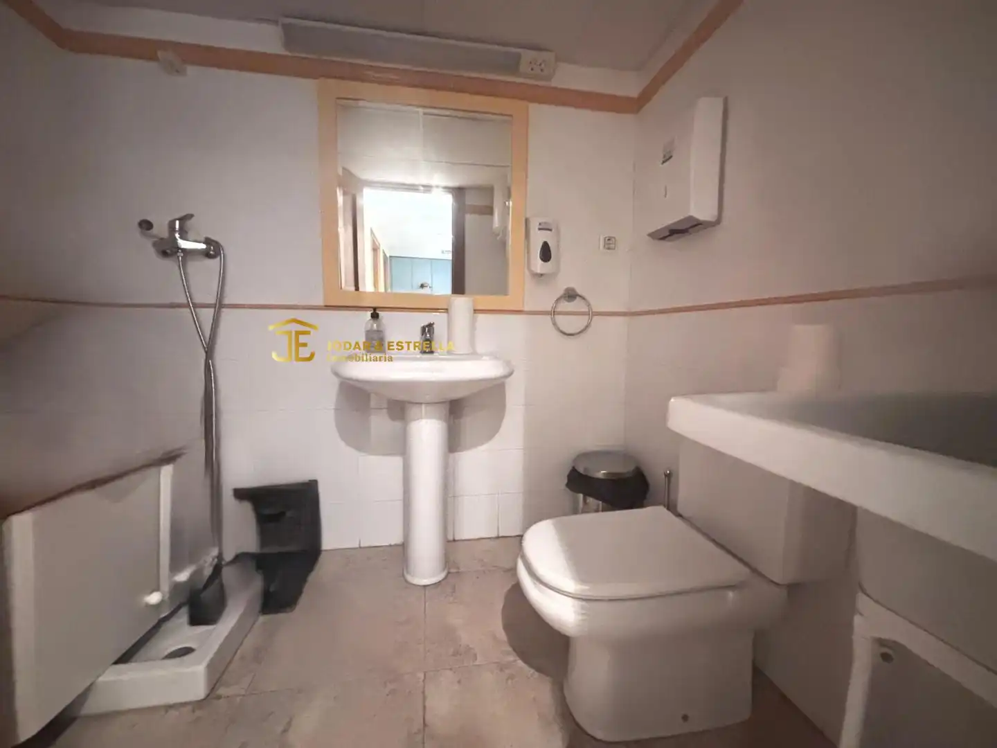 Badezimmer von Büro zum Verkauf in Lorca mit Klimaanlage und Heizung