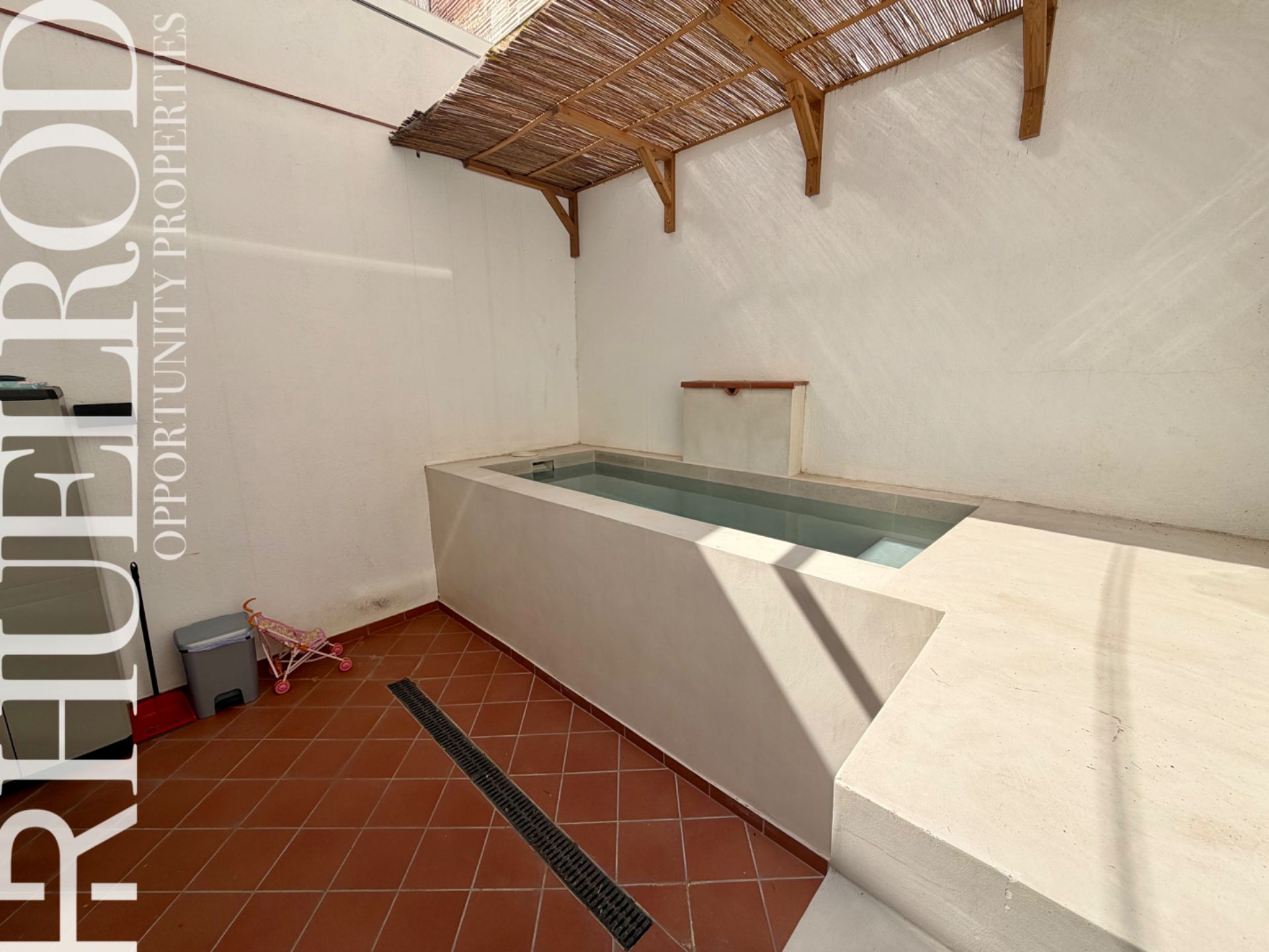 Piscina de Planta baixa en venda en Calella amb Aire condicionat, Parquet i Terrassa