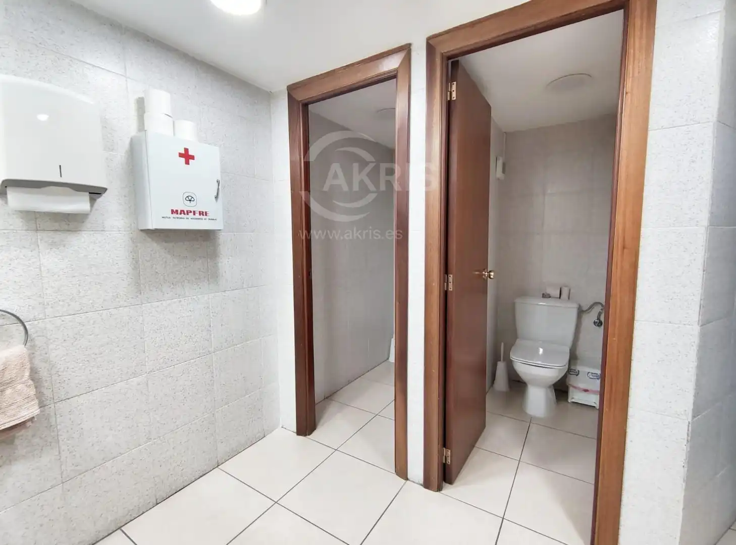 Badezimmer von Büro zur Miete in Lloret de Mar mit Klimaanlage, Terrasse und Möbliert