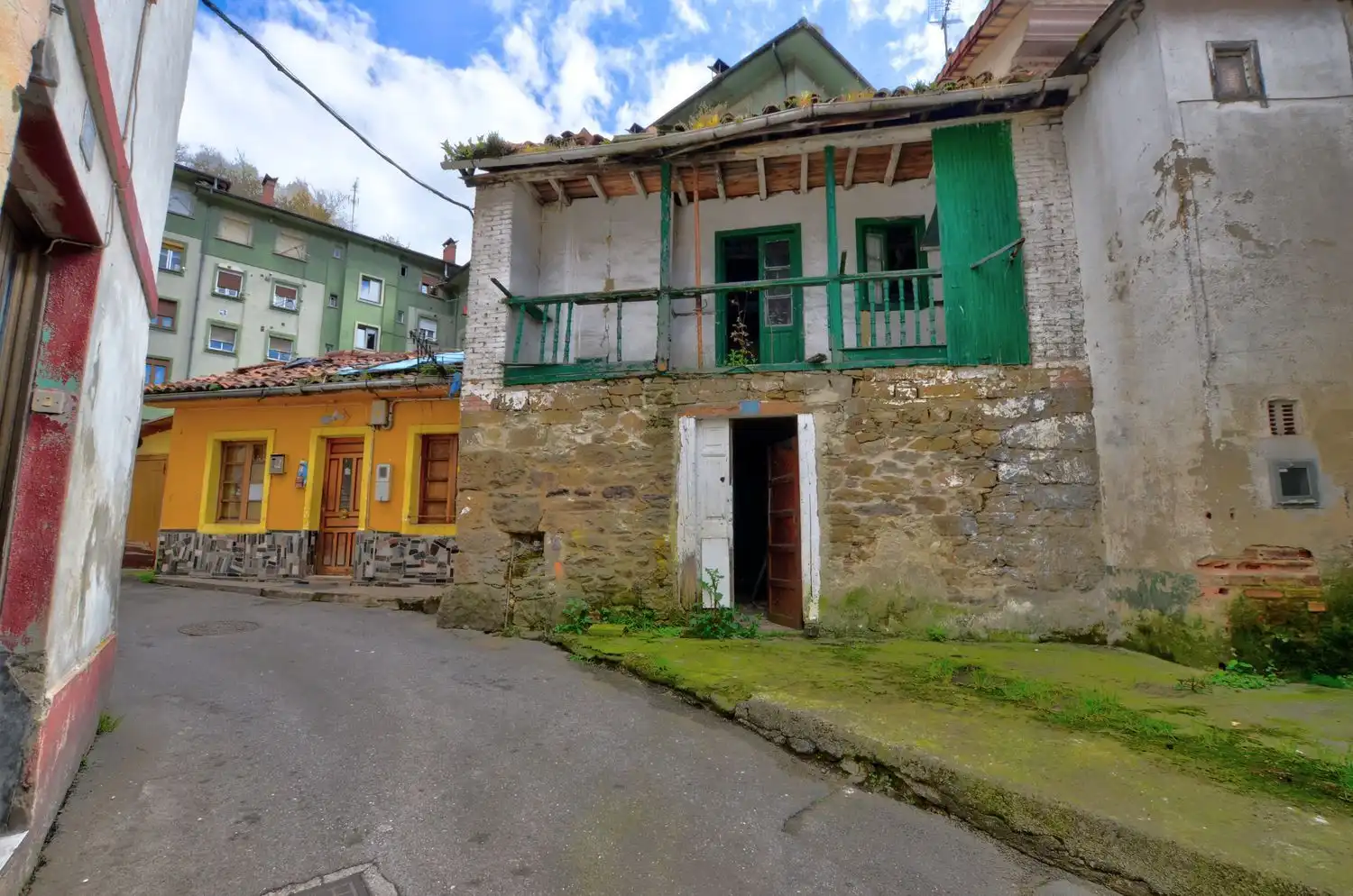 Vista exterior de Casa o xalet en venda en Mieres (Asturias) amb Piscina