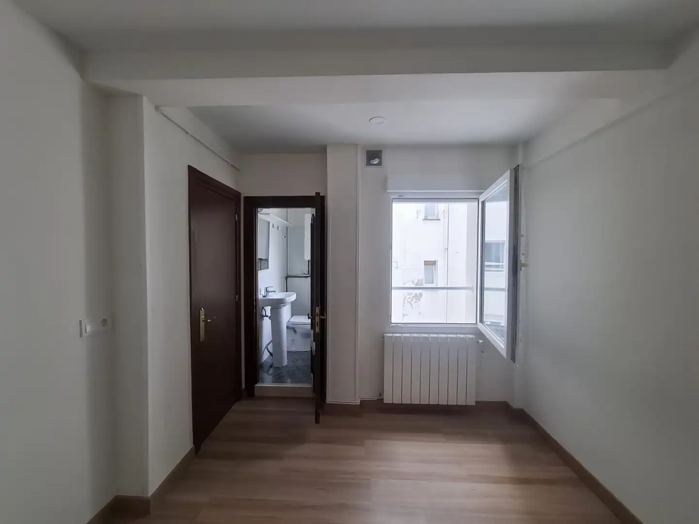 Bedroom of Flat for rent in Gijón   with Heating