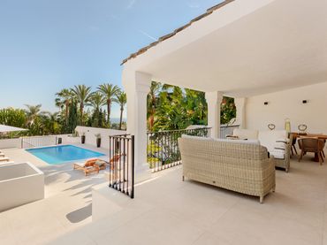 Casa aparellada amb piscina en venda a Milla de Oro