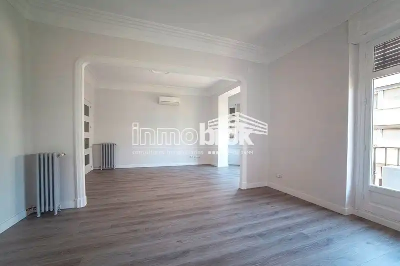 Sala d'estar de Pis en venda en Madrid amb Aire condicionat