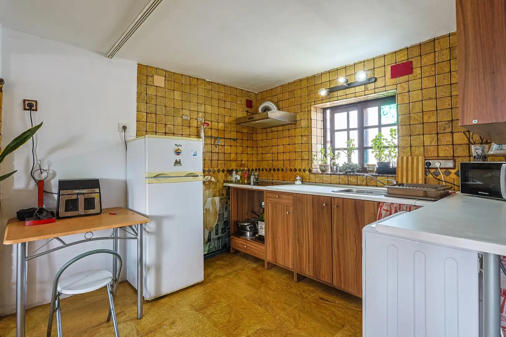 Kitchen of Flat for sale in Sevilla  with Air Conditioner and Balcony