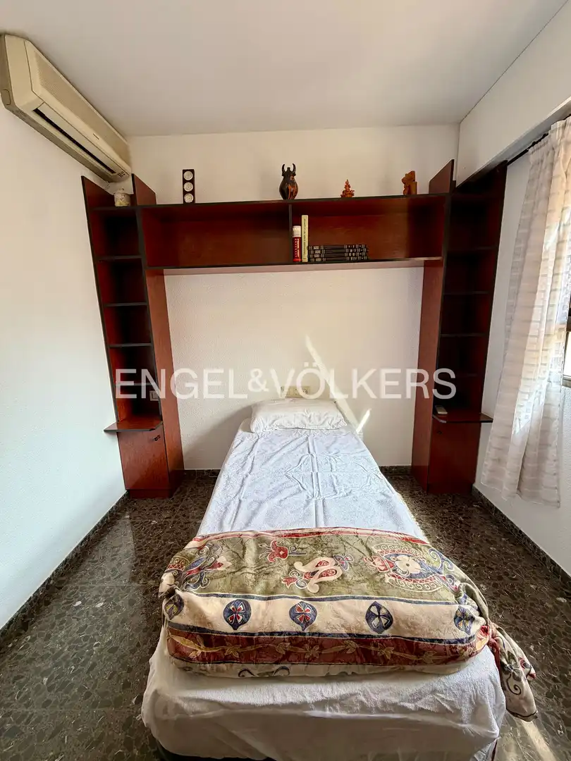Bedroom of Flat for rent in Valencia  with Air Conditioner, Heating and Balcony