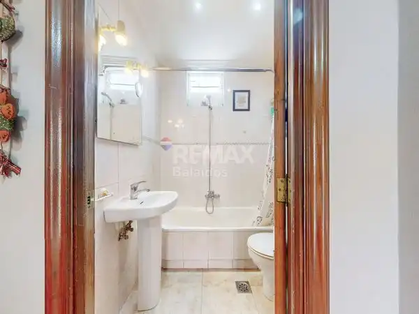 Bathroom of Flat for sale in Vigo   with Parquet flooring, Terrace and Storage room