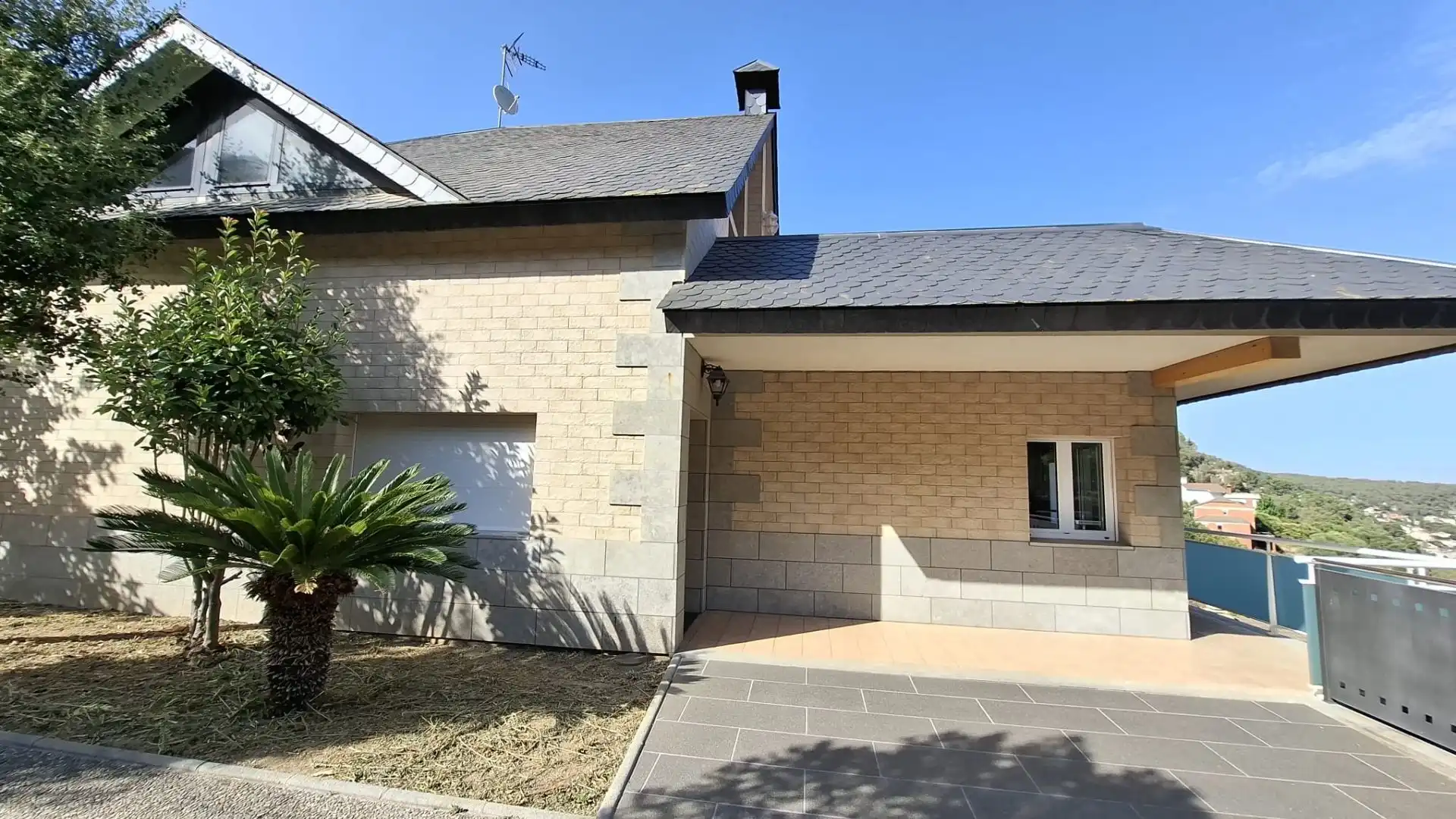 Vista exterior de Casa o xalet en venda en Vallirana amb Aire condicionat i Terrassa