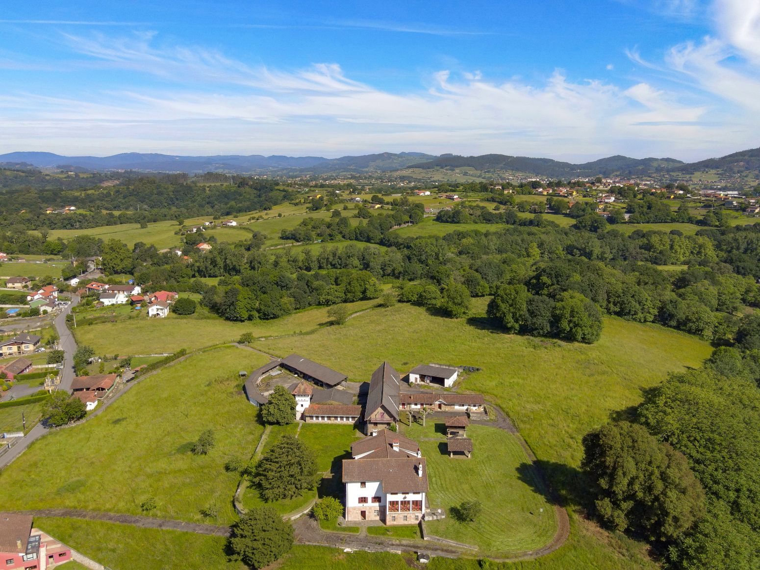Vista exterior de Casa o xalet en venda en Oviedo  amb Calefacció i Jardí privat