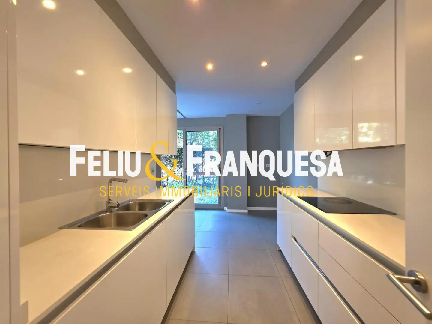 Cocina de Piso en venta en Sant Cugat del Vallès con Calefacción, Jardín privado y Terraza