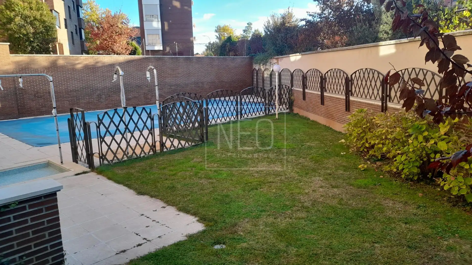 Piscina de Dúplex en venta en Madrid con Aire acondicionado, Calefacción y Jardín privado