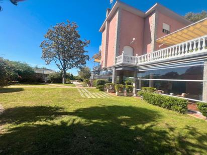 Jardí de Casa o xalet en venda en Sanlúcar la Mayor amb Aire condicionat, Terrassa i Piscina