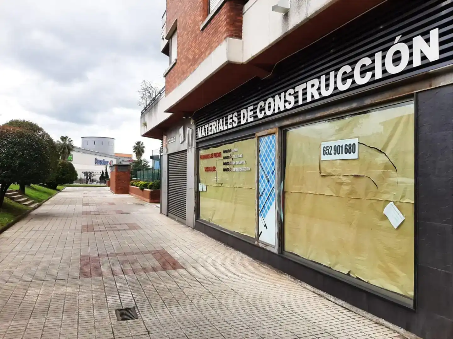 Local de lloguer en Oviedo  amb Aire condicionat