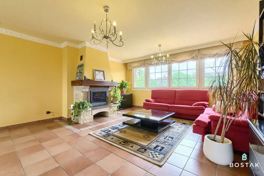 Sala d'estar de Casa o xalet en venda en Barrika amb Calefacció, Jardí privat i Terrassa
