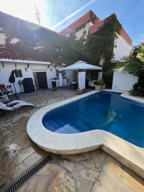 Piscina de Casa o xalet en venda en Cubelles amb Aire condicionat, Calefacció i Jardí privat
