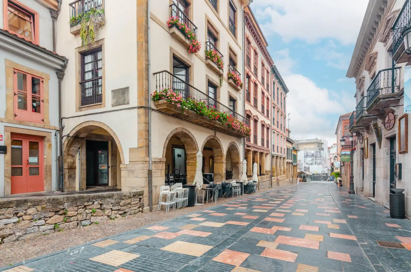 Vista exterior de Local en venta en Avilés