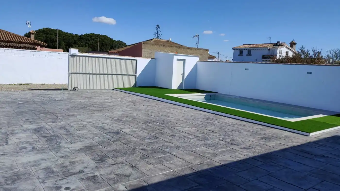 Piscina de Casa o xalet en venda en Chiclana de la Frontera amb Aire condicionat, Terrassa i Piscina