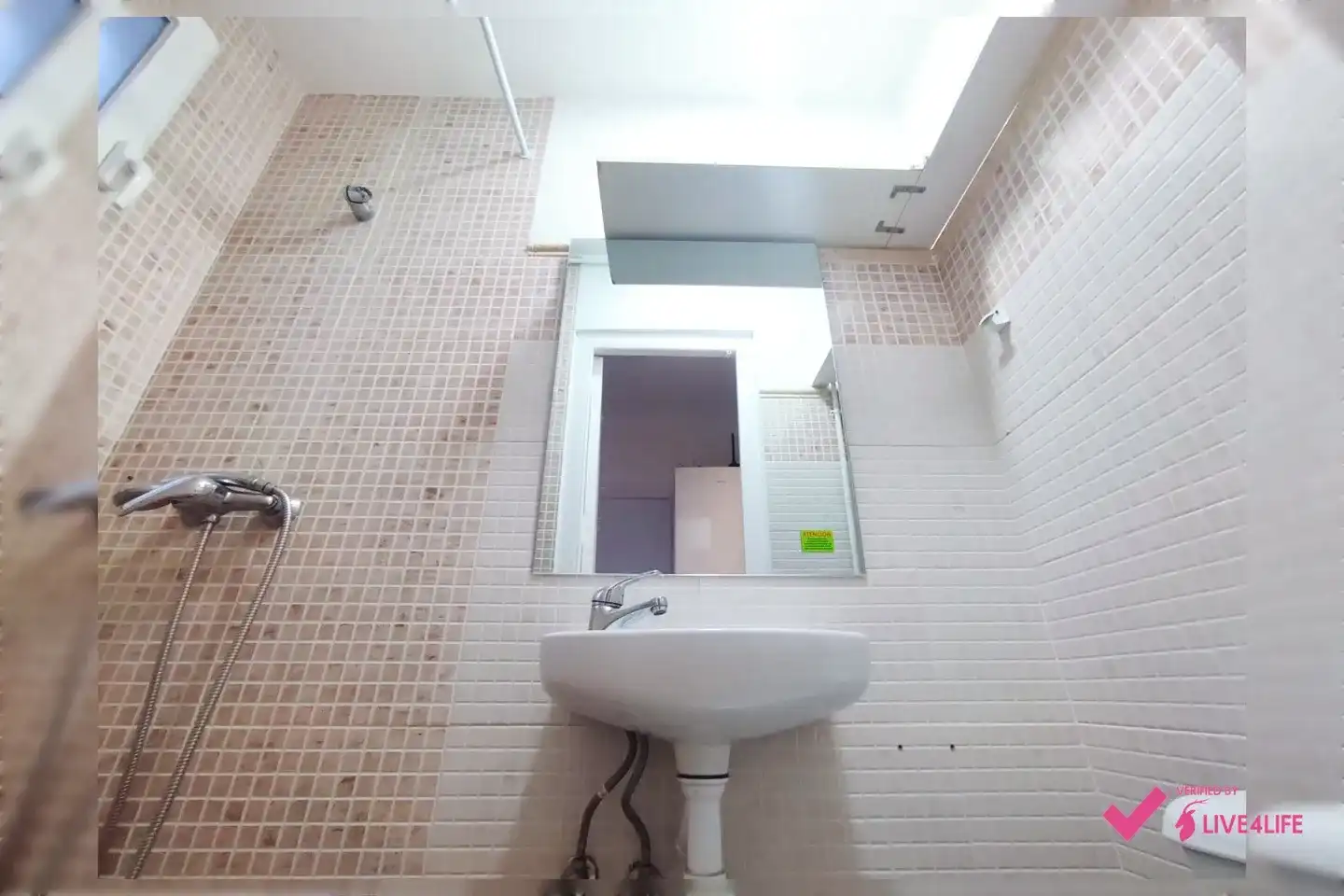 Bathroom of Ground floor for share in Granada  with Heating, Terrace and Storage room