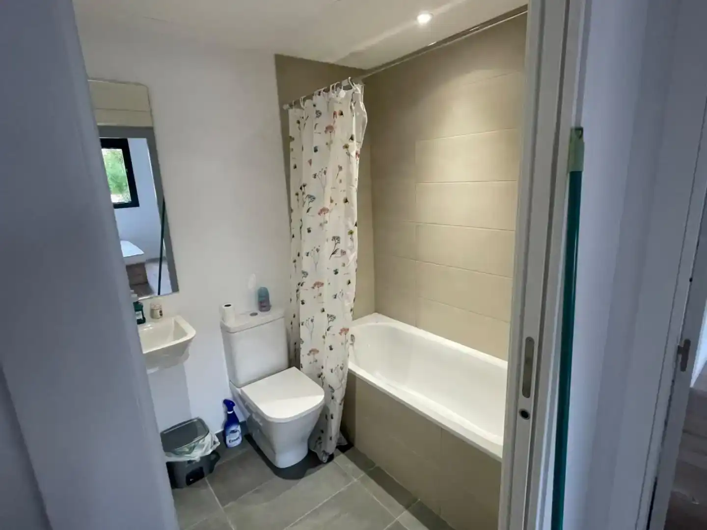 Baño de Piso para compartir en Barberà del Vallès con Jardín privado, Parquet y Piscina