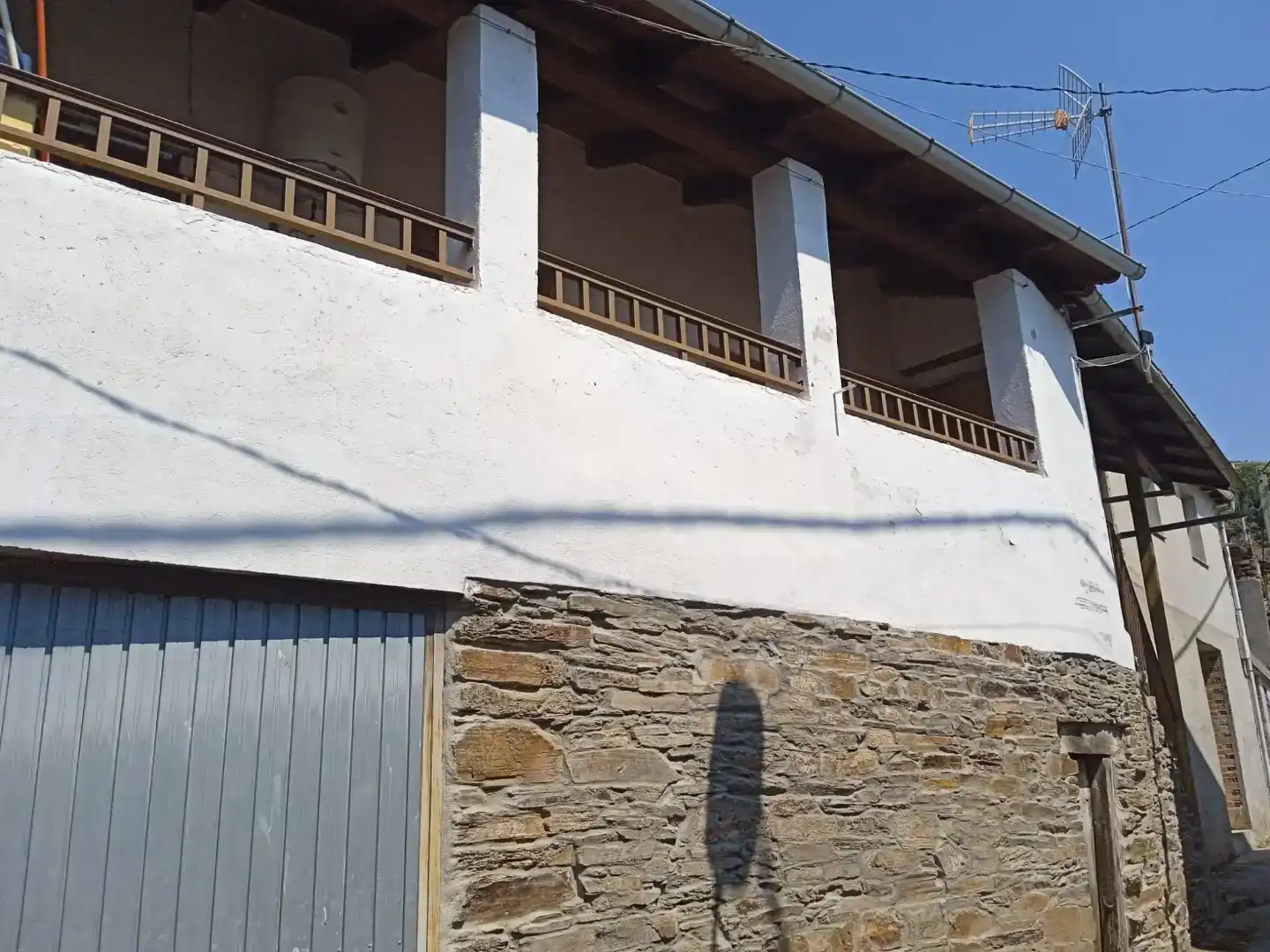 Vista exterior de Casa adosada en venda en Oencia amb Moblat, Forn i Rentadora