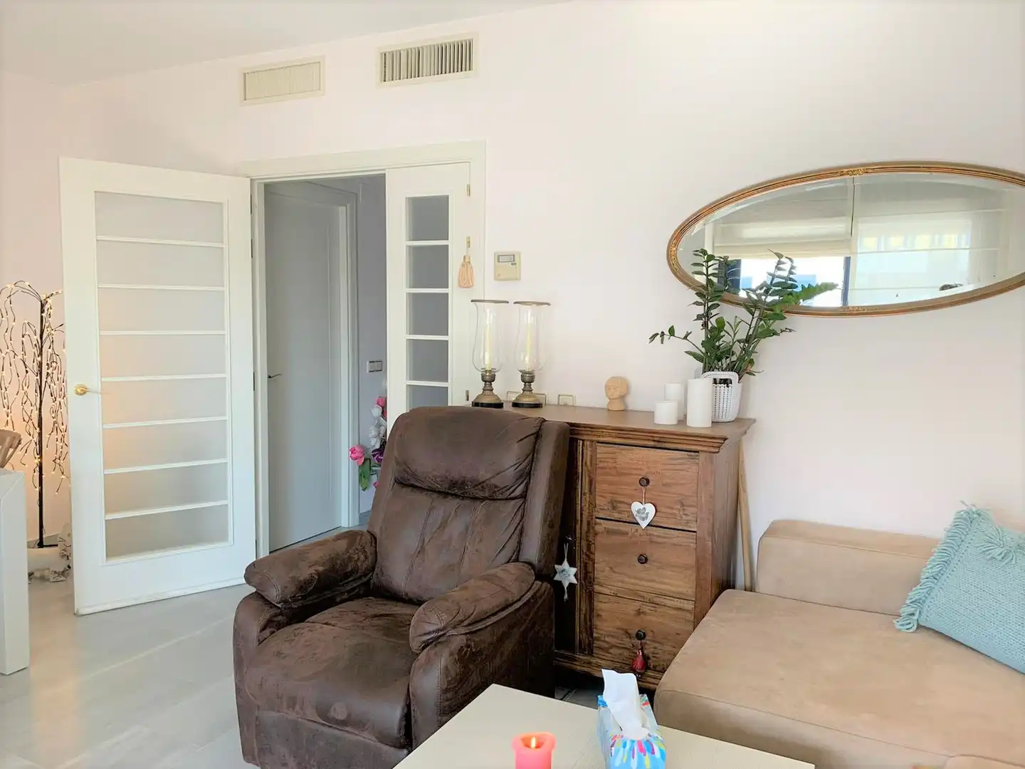 Wohnzimmer von Dachboden zum Verkauf in Estepona mit Klimaanlage, Heizung und Terrasse